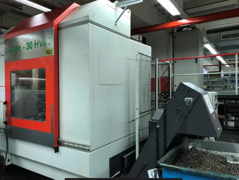 encapsulated workspace, chip conveyor ejection right of 5-axis machining centre MATEC 30 HV/K with HEIDENHAIN iTNC 530, 5-axis and integrated rotary table