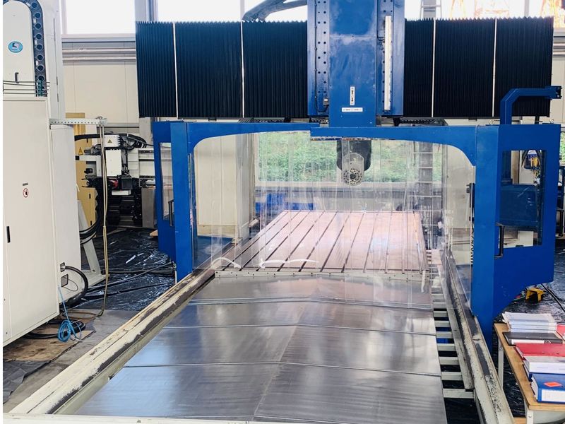 View on Portal Milling Machine CORREA FP 40 built 2007 with automatic milling head UAD and HEIDENHAIN iTNC 530